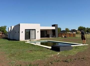Casa · 173m² · 4 Ambientes · 2 Cocheras · Casa en Venta con 3 Dorm. y 3 Baños | Área 1 | Barrio San Sebastián | Edificada en Una Planta