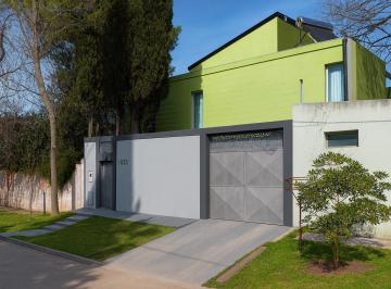 Casa · 220m² · 6 Ambientes · 2 Cocheras · Casa 6 Ambientes en Ranelagh con Cochera y Pileta