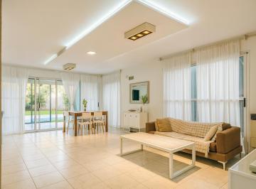 Casa · 220m² · 5 Ambientes · 3 Cocheras · Casa 5 Ambientes en Ranelagh con Cochera y Pileta