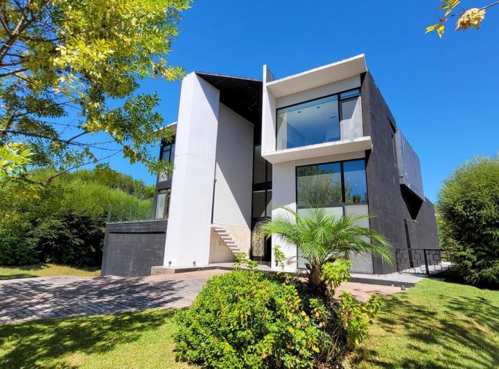 Casa · 929m² · 8 Ambientes · 2 Cocheras