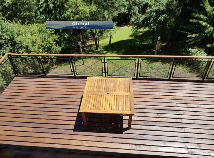 Casa · 242m² · 6 Ambientes · 1 Cochera