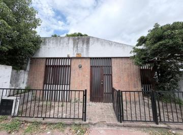 Casa de 4 ambientes, Rosario · Tres Dorm. - Pileta - Patio - Buena Distribucion - Planta Baja - Corazon de Fisherton