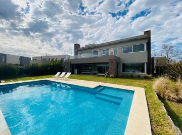 Casa · 285m² · 8 Ambientes · 4 Cocheras · Casa de 4 Dorm. y 5 Baños | en Venta | con Pileta a La Laguna