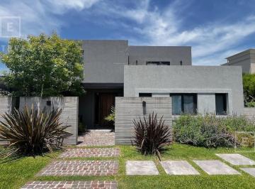 Casa · 240m² · 5 Ambientes · 4 Cocheras · Casa en Venta a La Laguna en Barrio Cerrado, Escobar, Zona Norte