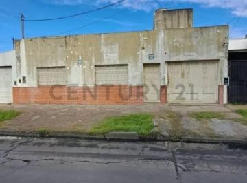 Casa · 252m² · 5 Ambientes · 1 Cochera · Venta Casa + Deposito, Permuta, Bajo de Precio