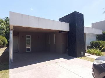 Casa · 220m² · 3 Dormitorios · 2 Cocheras · Casa en Barrio Privado Miraflores, Funes, 3 Dorm., Pileta.