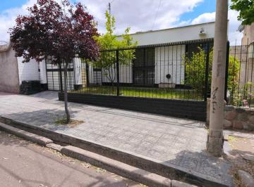 Casa · 133m² · 9 Ambientes · 1 Cochera · Venta de Casa Amplia en B° Supe Sur - Godoy Cruz, Mza