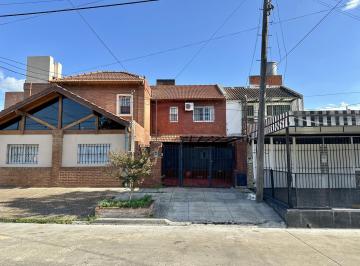 Casa · 158m² · 4 Ambientes · 1 Cochera · Dúplex en Venta de 3 Dorm., Patio con Parrilla. Centro Campana