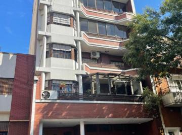 Departamento de 3 ambientes, Boedo · Excelente Semipiso de 3 Ambientes con Balcón en Impecable Estado. Muy Luminoso.