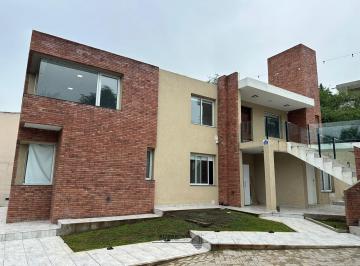Casa · 235m² · 6 Ambientes · 2 Cocheras · Casa Moderna en Venta en Lago Azul