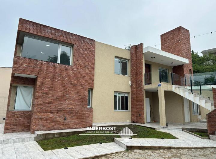 Casa · 235m² · 6 Ambientes · 2 Cocheras