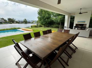 Casa · 300m² · 4 Ambientes · 6 Cocheras · Casa en Alquiler a La Laguna en Barrio Barbarita