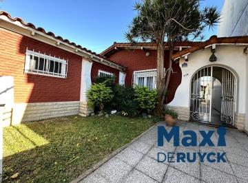 Casa · 219m² · 5 Ambientes · 2 Cocheras · Chalet a 4 Cuadras de Plaza Conesa