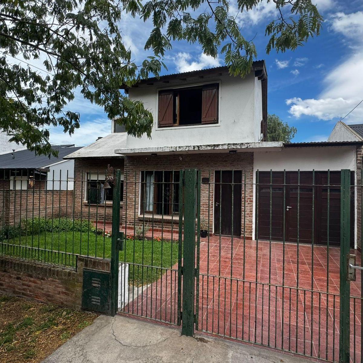 Casa 5 amb, 136m² con garage para 2 autos — Zacagnini