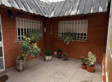 Casa · 200m² · 8 Ambientes · 1 Cochera · Casa 2 Dorm. - Reciclada