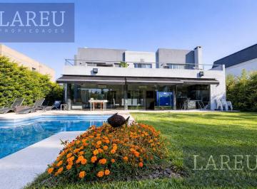 Casa · 383m² · 7 Ambientes · 6 Cocheras · Casa en Venta en La Lomada