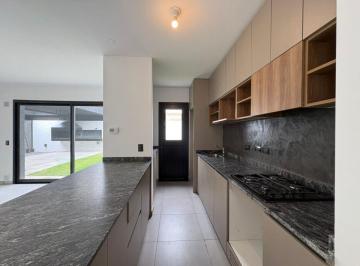 Casa · 180ha · 4 Ambientes · 2 Cocheras · Docta Casa 3 Dorm 3 Baños Lote 360 m²