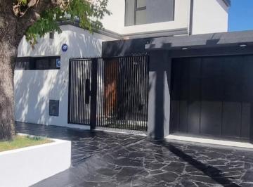 Casa de 5 ambientes, La Plata · Casa Estrenar 23 y 75 | 3/4 Dorm | Pileta | Cochera X2 | Cerca Boulevard | Oportunidad