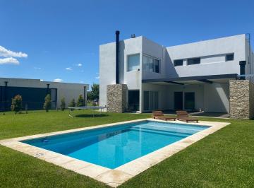 Casa · 244m² · 4 Ambientes · 4 Cocheras · Casa en Venta Sobre El Golf Bº El Trebol, Haras de Sta Maria