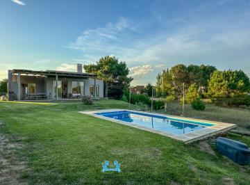 Casa de 5 ambientes, Costa Esmeralda · Casa de 200 m² con 4 Dorm. en Venta Esmeralda Pileta Fondos Libres!