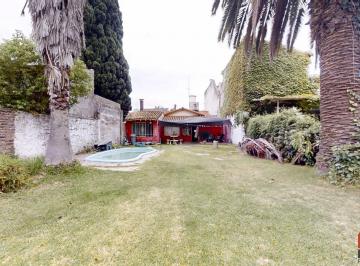Casa · 140m² · 4 Ambientes · 1 Cochera · Casa en Venta de 4 Ambientes con Pileta y Jardín - Olivos