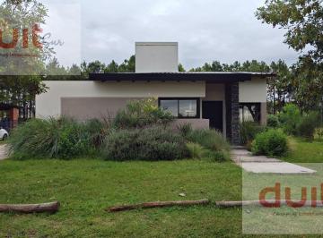Casa · 185m² · 6 Ambientes · 1 Cochera · Hermosa Casa en Chacras de La Villa!