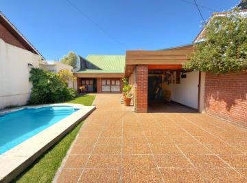 Casa · 181m² · 5 Ambientes · Venta de Casa 5 Ambientes con Parque y Piscina - Barrio Constitucion