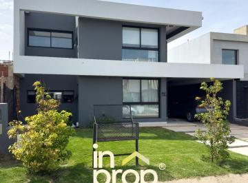 Casa · 200m² · 5 Ambientes · Docta Cada en Venta 3 Dorm. 4 Baños con Pileta Climatizada