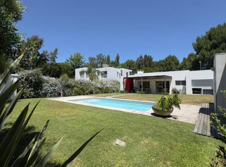 Casa · 5 Ambientes · 1 Cochera