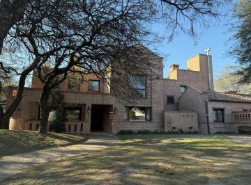 Casa · 540m² · 5 Dormitorios · 3 Cocheras · Venta - Incrible Casa en Country Jockey Club