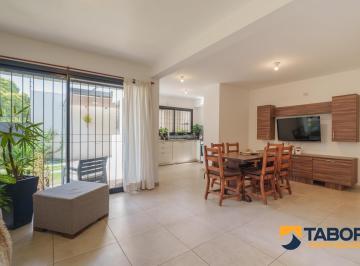 Casa · 130m² · 6 Ambientes · 1 Cochera · Dúplex en Venta Moderno y Funcional | 3 Dorm., Patio | Alto Verde