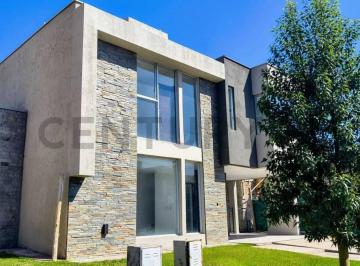 Casa · 170m² · 4 Ambientes · 2 Cocheras · Venta de Casa Barrio Privado en Guaymallén