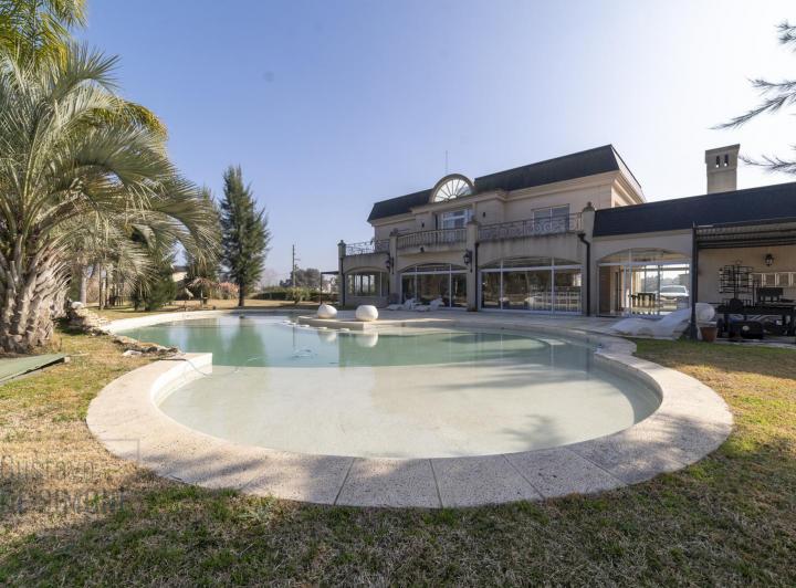 Casa · 375m² · 5 Ambientes · 3 Cocheras