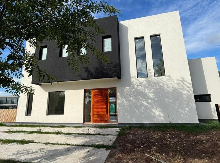 Casa · 165m² · 5 Ambientes · 4 Cocheras
