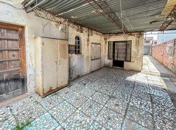Casa · 133m² · 7 Ambientes · 2 Cocheras · Venta - Casa Al Frente a Reciclar - Barrio Belgrano, Rosario. - Apta Crédito.