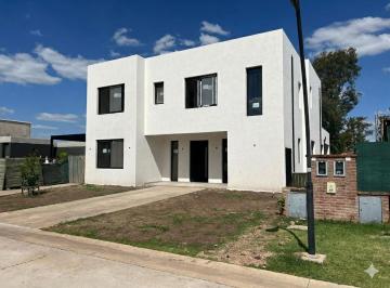 Casa · 270m² · 6 Ambientes · 2 Cocheras · Casa a La Laguna con Pileta en Venta a Estrenar