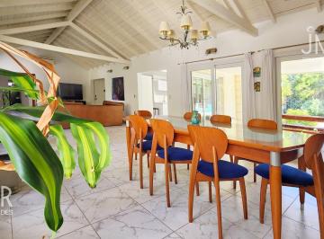 Casa · 369m² · 6 Ambientes · 4 Cocheras · Casa en Lagartos Sobre Lote 1600 m² con Pileta y Golf — Apto Crédito