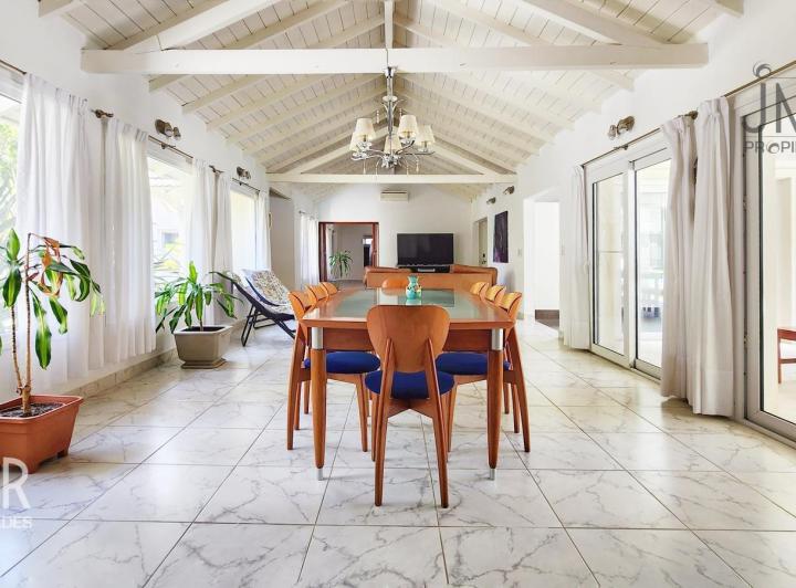 Casa · 369m² · 6 Ambientes · 4 Cocheras