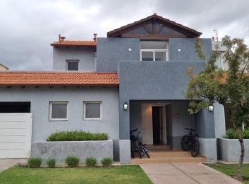 Casa · 247m² · 4 Dormitorios · 2 Cocheras · Casa en Alquiler