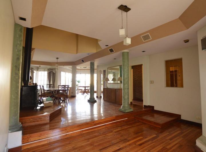 Casa · 306m² · 6 Ambientes · 1 Cochera
