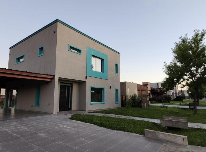 Casa · 125m² · 4 Ambientes · 2 Cocheras