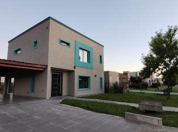Casa · 125m² · 4 Ambientes · 2 Cocheras · Venta Casa 4 Ambientes, 3 Dorm., 3 Baños y Garage en Barrio Laguna Azul - Spegazzini