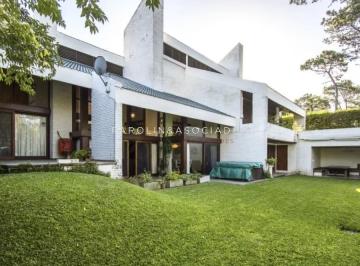 Foto1 · Excelente Casa de 4 Dorm. en Playa Mansa, Ideal Para Vivir Todo El Año