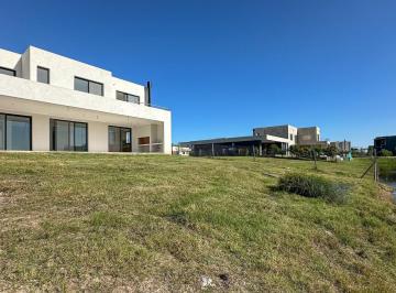 Casa · 233m² · 6 Ambientes · 4 Cocheras · Casa a La Laguna en Venta Estrenar en Santa Ana