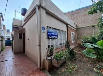 Casa · 60m² · 5 Ambientes · Casa en Venta con Jardin. Barrio Las Delicias