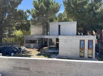 Casa · 219m² · 5 Ambientes · 1 Cochera · Casa en Venta - 4 Dorm. 4 Baños - Costa Esmeralda