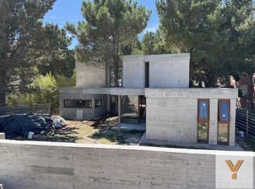 Casa · 219m² · 5 Ambientes · 1 Cochera · Casa en Venta - 4 Dorm. 4 Baños - Costa Esmeralda