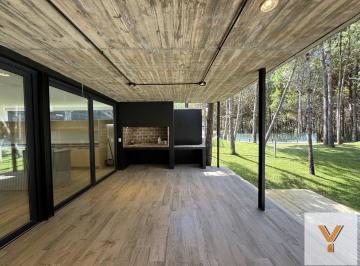 Casa · 190m² · 5 Ambientes · Casa en Venta - 4 Dorm. 3 Baños - Costa Esmeralda