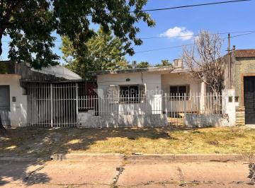 Casa · 65m² · 3 Ambientes · 2 Cocheras · Venta Casa 3 Ambientes Cochera y Parque en Castelar Sur