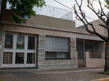 Casa · 159m² · 4 Ambientes · 1 Cochera · Casa en Venta Azcuenaga - 3 Dormis, Patio, Cochera